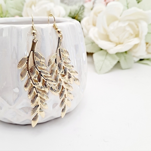 Metal Gold tone leaf boho lightweight cute dangle tropical earrings 💖 2/$30 - Picture 9 of 9